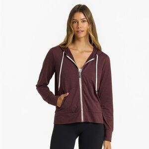 Vuori Halo Performance Hoodie 2.0 in Ruby Heather